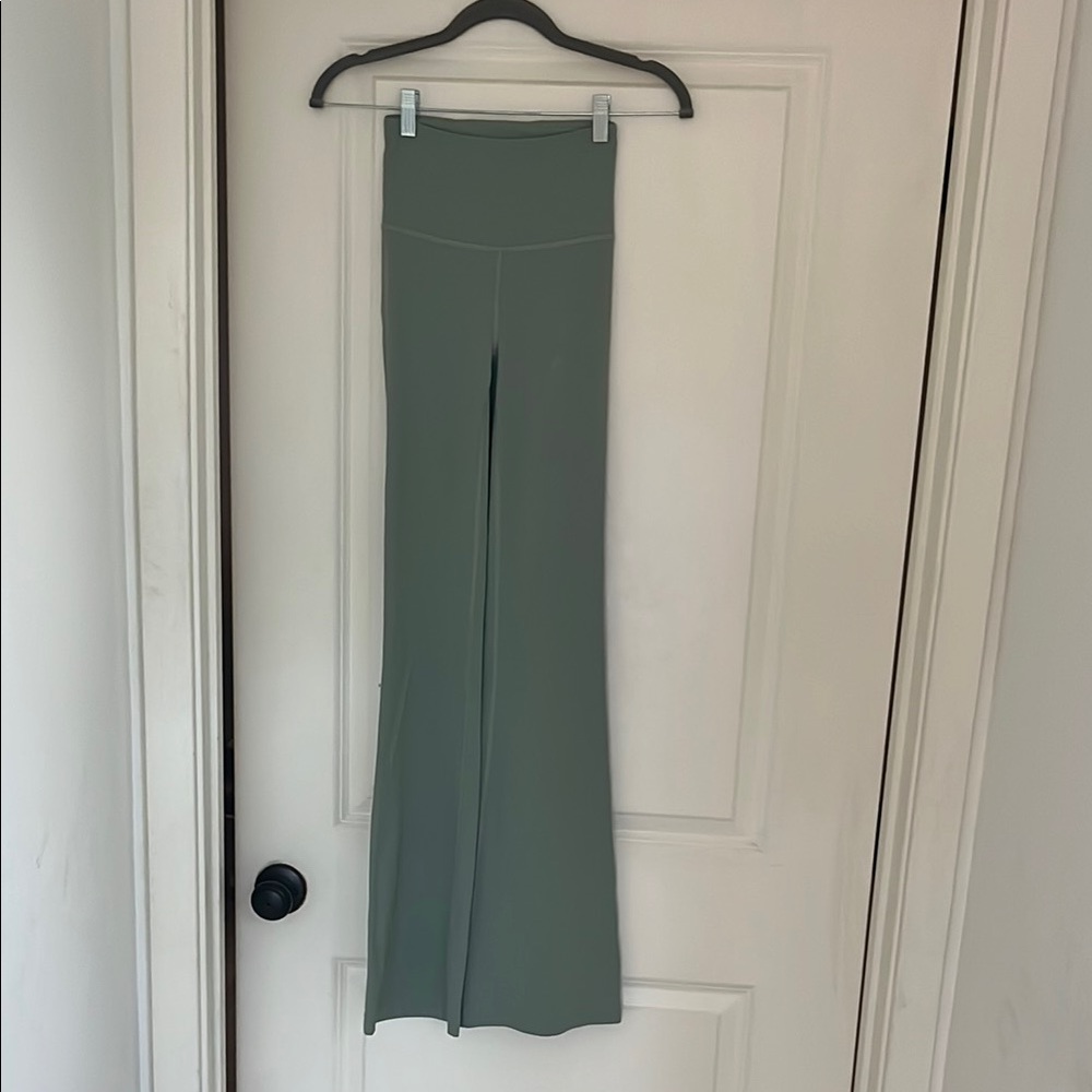 Women’s Lululemon Athletica Groove flare leggings in Palm Court size 2